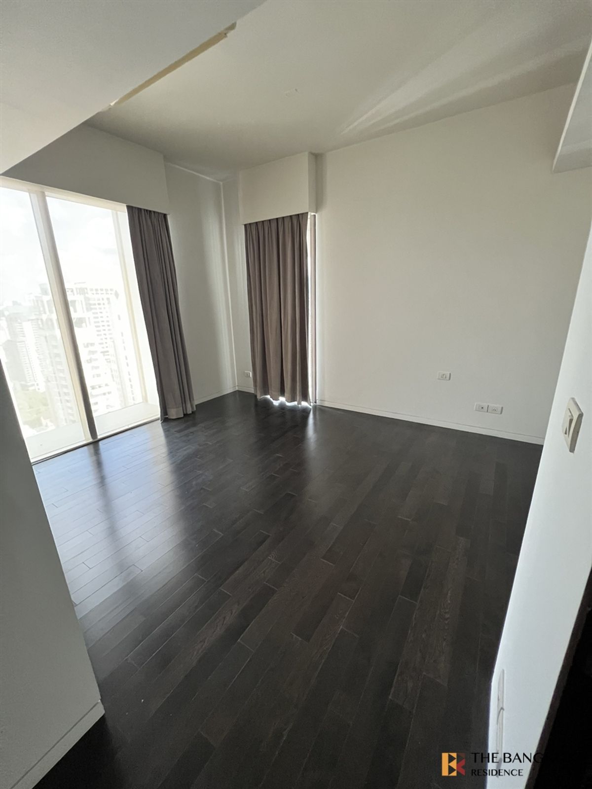 For RentCondoWitthayu, Chidlom, Langsuan, Ploenchit :   Hansar Residences Bangkok ✨ Spacious Unit with Sport Club View 🌳 Near BTS Ratchadamri  