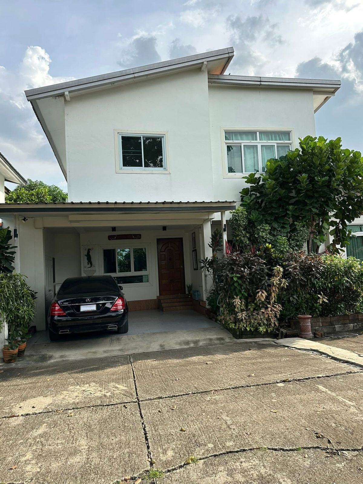For SaleHousePathum Thani,Rangsit, Thammasat : Urgent sale! Single house 🔥 Baan Rattawan 2 🔥 Buy a 2-story single house and get a free Benz S 300! ‼️ House and car debt-free ✅️