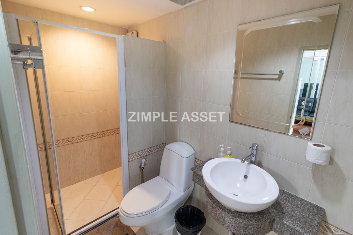 For RentPattanakan, Srinakarin : Line ID: @zimple_asset  Apartment style Condo on Srinakarin Road, Spacious and fully furnished rooms in a peaceful and secure environment, featuring a swimming pool. Conveniently located near MRT Hua Mak. Short-term rentals are also available.