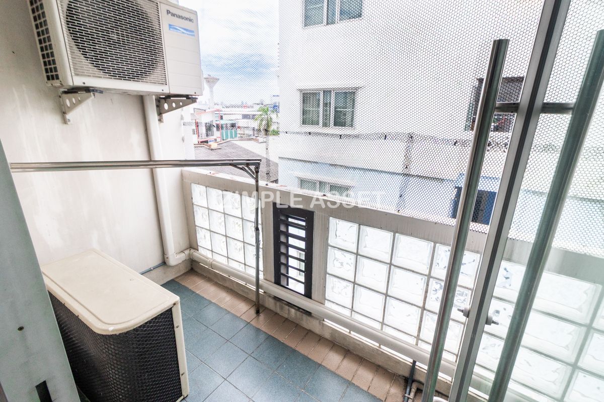 For RentPattanakan, Srinakarin : Line ID: @zimple_asset  Apartment style Condo on Srinakarin Road, Spacious and fully furnished rooms in a peaceful and secure environment, featuring a swimming pool. Conveniently located near MRT Hua Mak. Short-term rentals are also available.