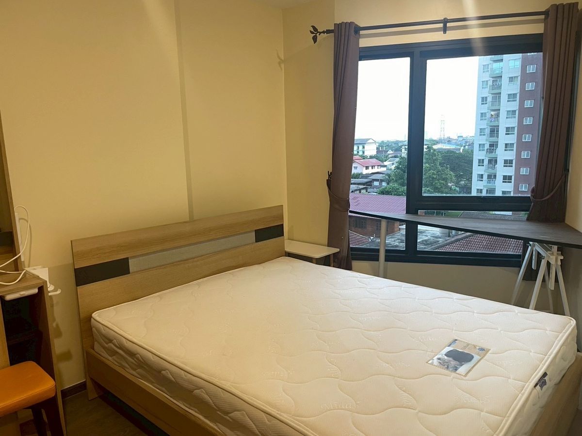 ขายคอนโดพัฒนาการ ศรีนครินทร์ : คอนโดทำเลทอง พร้อมผู้เช่า Rich Park Triple Station – โอกาสดีที่ไม่ควรพลาด!  ห้องสวย ชั้น 6 ขนาดกำลังพอดี พื้นที่ 26.5 ตรม.  1 ห้องนอน 1 ห้องน้ำ 1 ห้องนั่งเล่น แต่งครบพร้อมเฟอร์นิเจอร์และเครื่องใช้ไฟฟ้าอย่างดี เพียงหิ้วกระเป๋าเข้าอยู่ได้ทันที  บรรยากาศเงีย