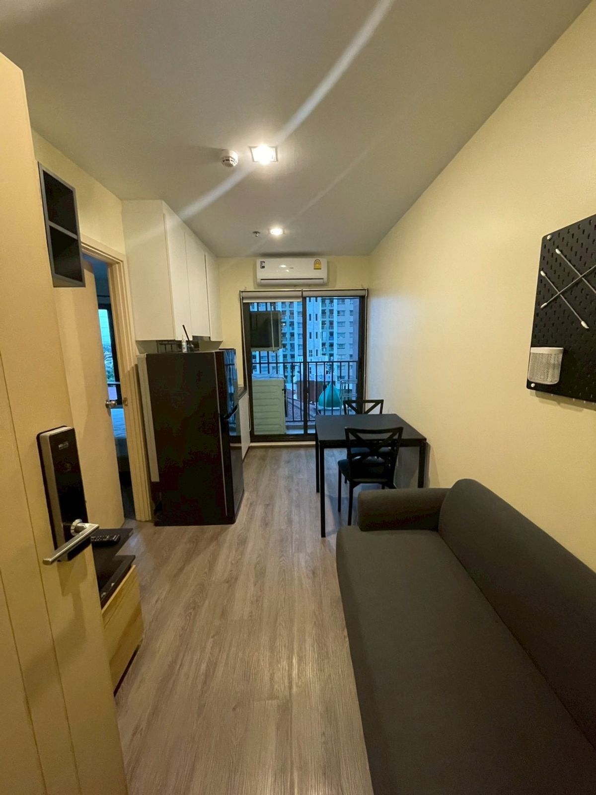 ขายคอนโดพัฒนาการ ศรีนครินทร์ : คอนโดทำเลทอง พร้อมผู้เช่า Rich Park Triple Station – โอกาสดีที่ไม่ควรพลาด!  ห้องสวย ชั้น 6 ขนาดกำลังพอดี พื้นที่ 26.5 ตรม.  1 ห้องนอน 1 ห้องน้ำ 1 ห้องนั่งเล่น แต่งครบพร้อมเฟอร์นิเจอร์และเครื่องใช้ไฟฟ้าอย่างดี เพียงหิ้วกระเป๋าเข้าอยู่ได้ทันที  บรรยากาศเงีย