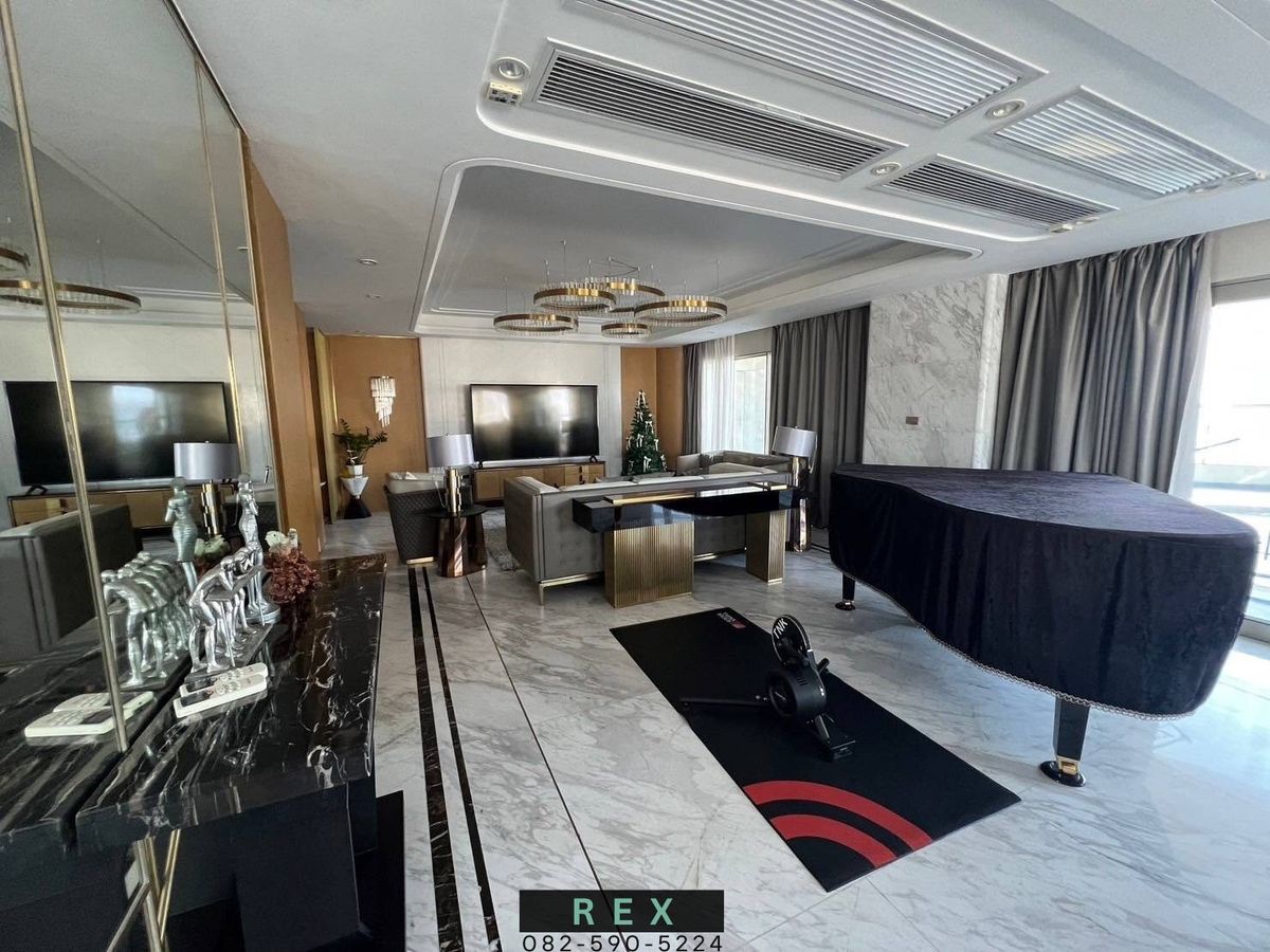 For SaleCondoSukhumvit, Asoke, Thonglor : Condo For Sale Le Raffine Sukhumvit 24 with private swimming pool, Near BTS Phrom Phong