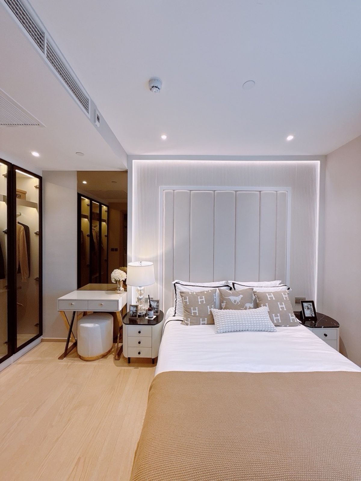 ขายคอนโดพระราม 9 เพชรบุรีตัดใหม่ RCA : 𝐀𝐒𝐇𝐓𝐎𝐍 𝐀𝐒𝐎𝐊𝐄 𝐑𝐀𝐌𝐀𝟗 𝑭𝒓𝒆𝒆 0 𝐁𝐚𝐡𝐭 ห้องใหม่จากโครงการ พร้อมเข้าอยู่ ห้องมุม วิวสวยมาก 