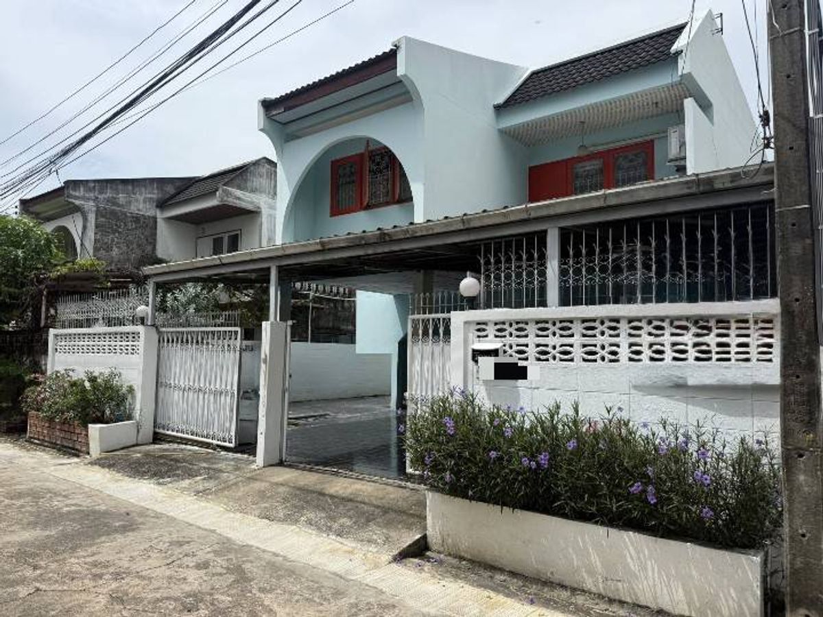 For RentHouseLadprao, Central Ladprao : 2-story detached house for rent near MRT Lat Phrao. Lat Phrao Road 26 Some air conditioning furniture There are 3 bedrooms, 2 bathrooms, 1 kitchen. Rental price 27,000 baht per month.