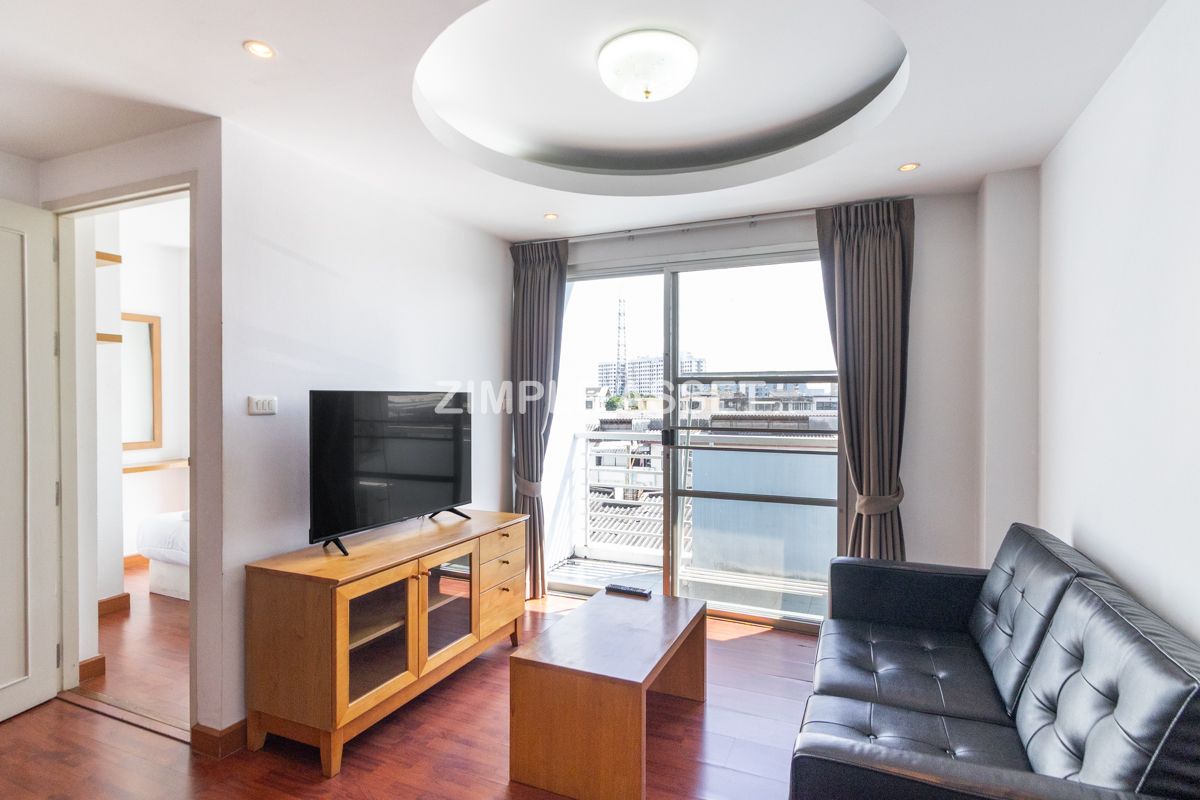 For RentPattanakan, Srinakarin : Line ID: @zimple_asset  Apartment style Condo on Srinakarin Road, Spacious and fully furnished rooms in a peaceful and secure environment, featuring a swimming pool. Conveniently located near MRT Hua Mak. Short-term rentals are also available.