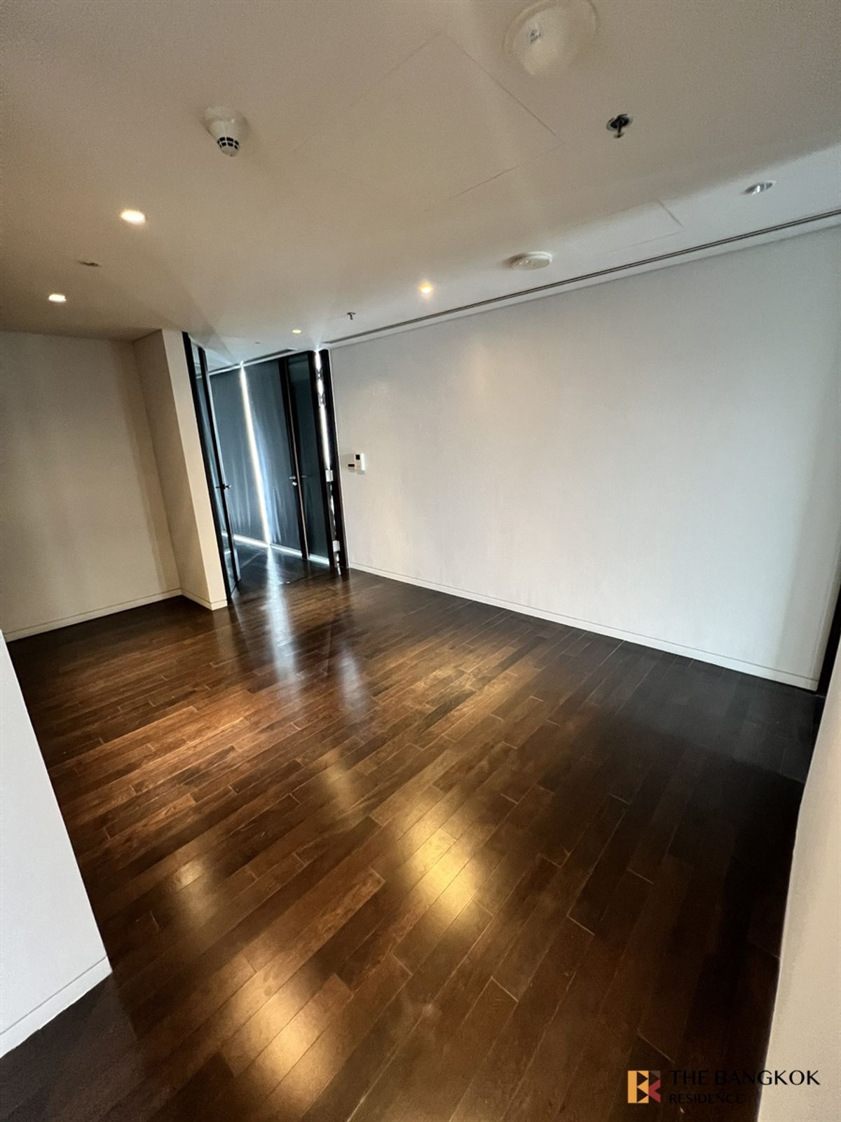 For RentCondoWitthayu, Chidlom, Langsuan, Ploenchit :   Hansar Residences Bangkok ✨ Spacious Unit with Sport Club View 🌳 Near BTS Ratchadamri  