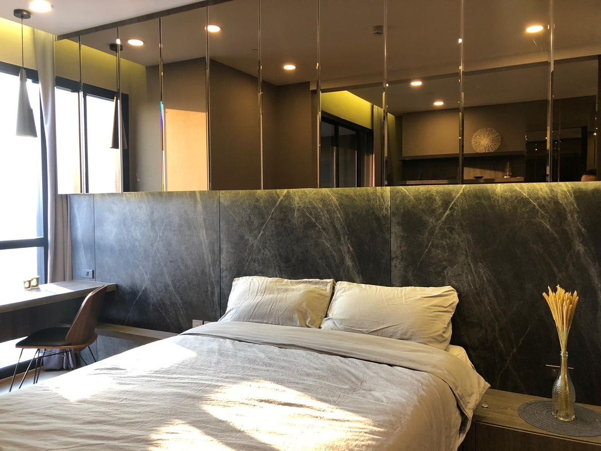For RentCondoSiam Paragon ,Chulalongkorn,Samyan : *** Condo for rent : Ashton Chula - Silom  Nice decorated High floor Fully furnished no damage wall cracked near MRT Sam Yan ***