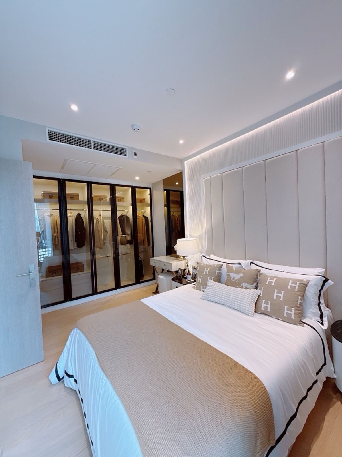 ขายคอนโดพระราม 9 เพชรบุรีตัดใหม่ RCA : 𝐀𝐒𝐇𝐓𝐎𝐍 𝐀𝐒𝐎𝐊𝐄 𝐑𝐀𝐌𝐀𝟗 𝑭𝒓𝒆𝒆 0 𝐁𝐚𝐡𝐭 ห้องใหม่จากโครงการ พร้อมเข้าอยู่ ห้องมุม วิวสวยมาก 