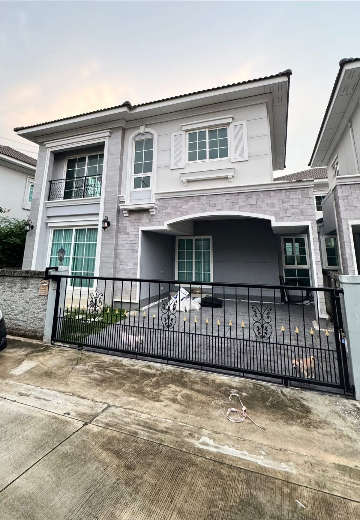 For RentHouseNawamin, Ramindra : Twin house for rent Golden Neo Village Ring Road - Ramintra Can raise animals Near Fashion Island