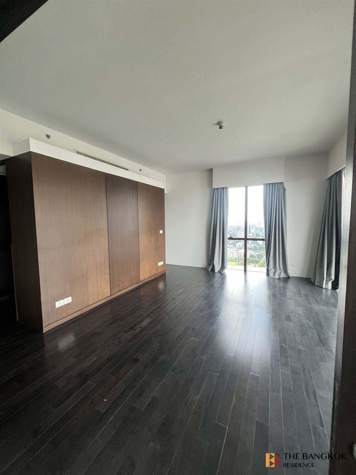 For RentCondoWitthayu, Chidlom, Langsuan, Ploenchit :   Hansar Residences Bangkok ✨ Spacious Unit with Sport Club View 🌳 Near BTS Ratchadamri  