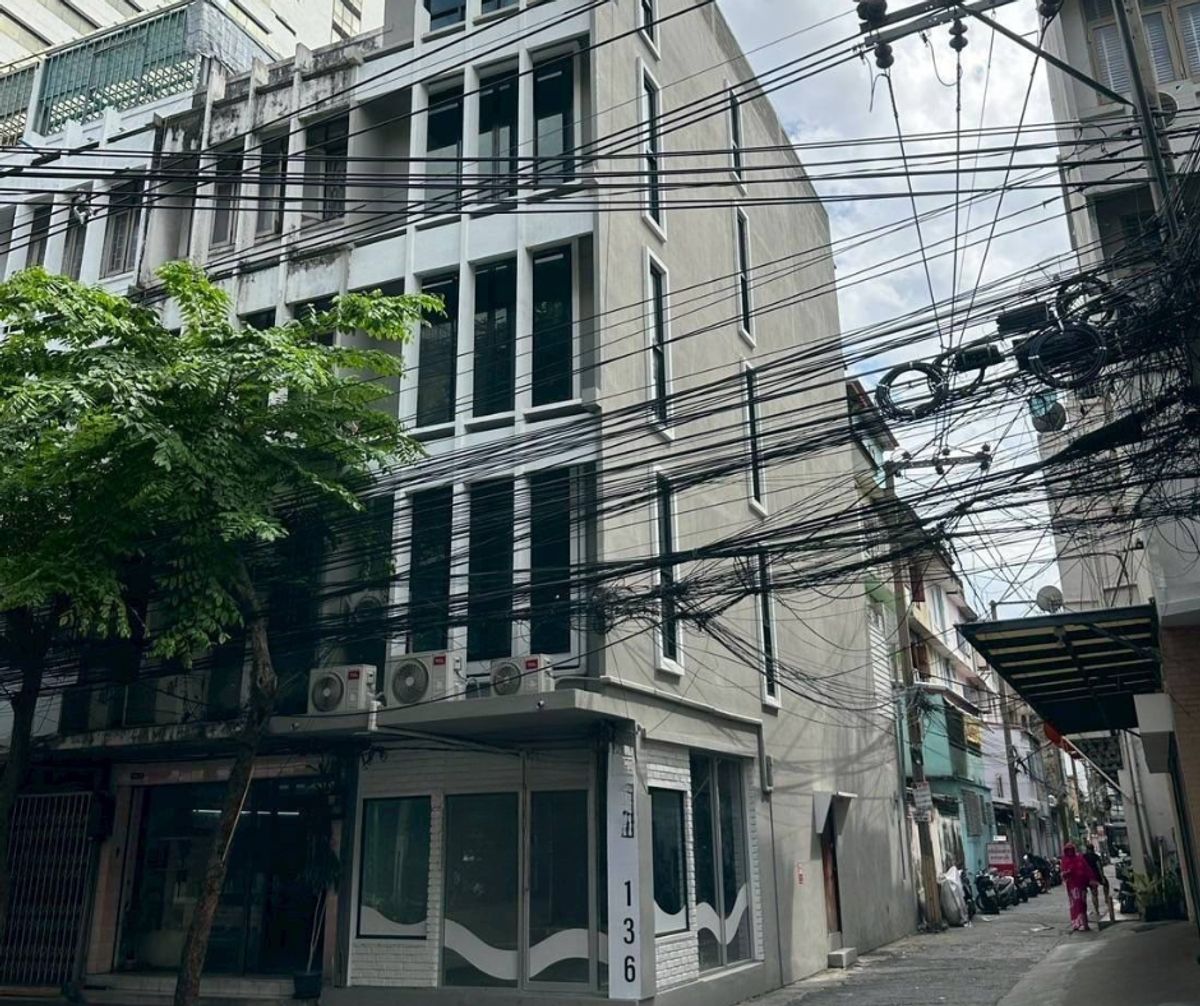 For SaleShop HouseSilom, Saladaeng, Bangrak : For sale with tenant, commercial building, 14 sq m, 5 floors, next to Nares Road, only 50 m. from Bang Rak Police Station.