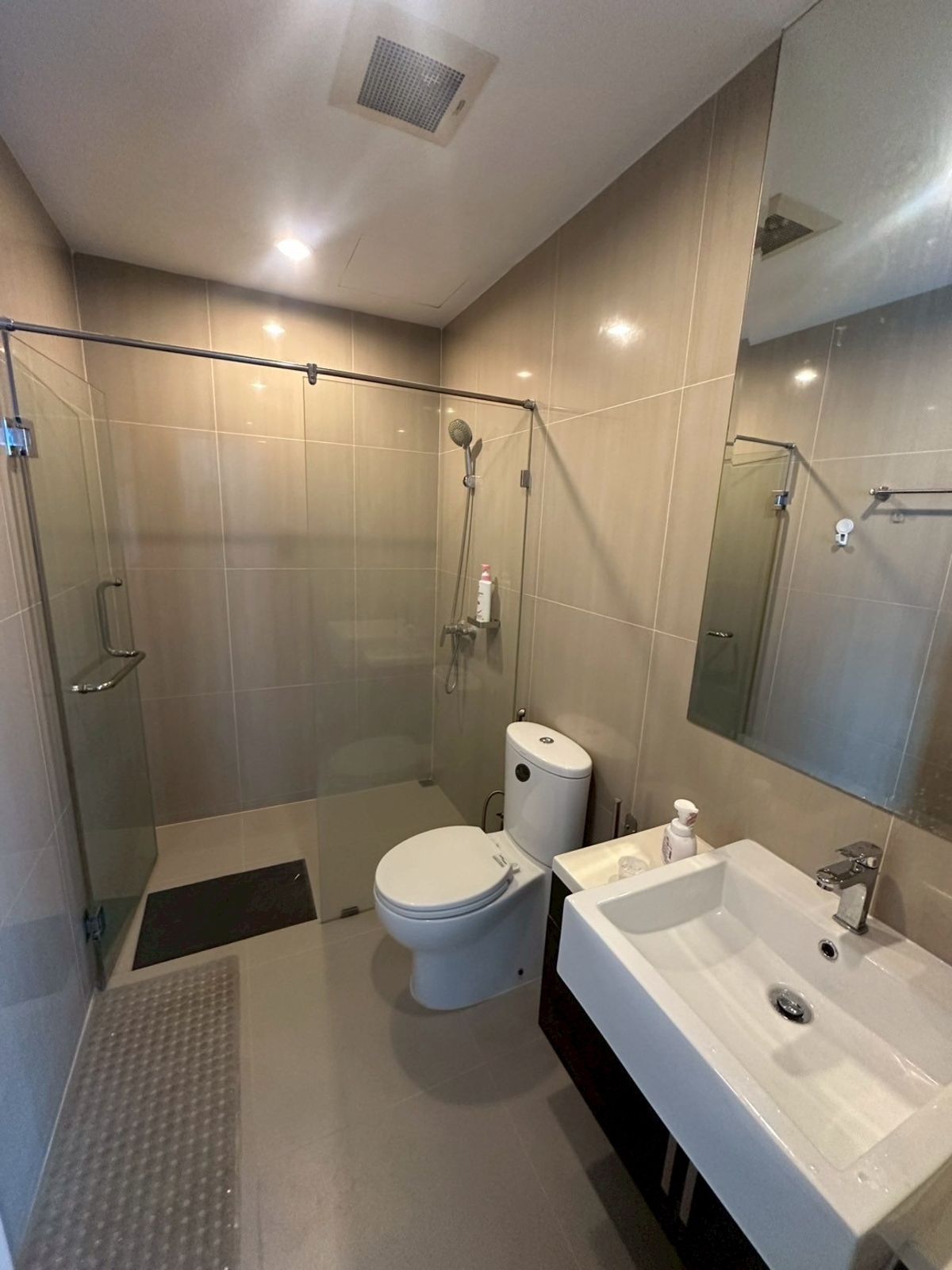 ให้เช่าคอนโดพระราม 9 เพชรบุรีตัดใหม่ RCA : ให้ เช่า ด่วน 2ห้องนอน 2ห้องน้ำ (ห้องใหม่พร้อมอยู่) Life Asoke