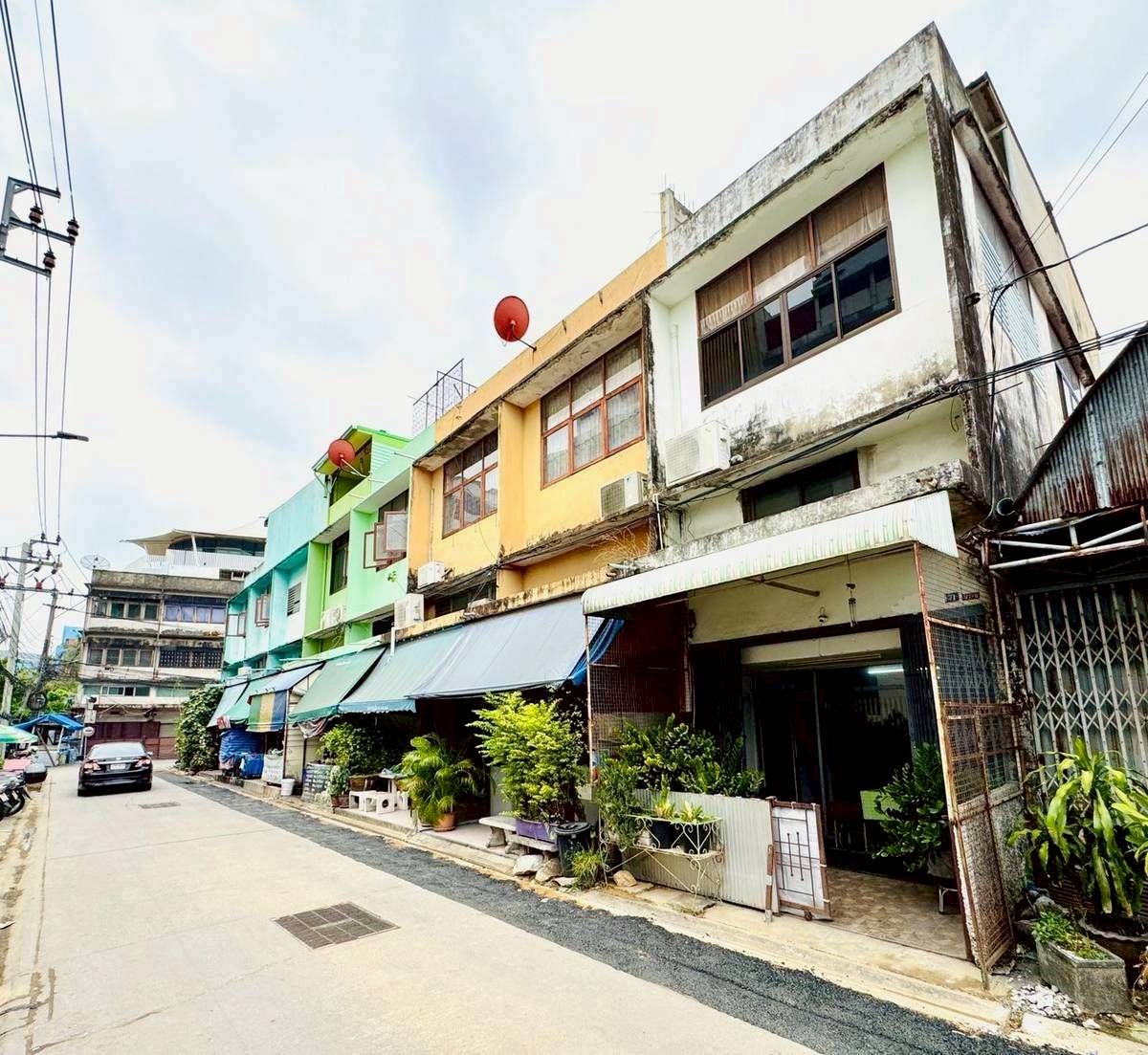 For SaleShop HousePinklao, Charansanitwong : Commercial building for sale, 2.5 floors, 15 sq m., Somdet Phra Pinklao 2, Bang Yi Ruea Subdistrict, Bang Phlat District, Bangkok, price 4,900,000 baht.