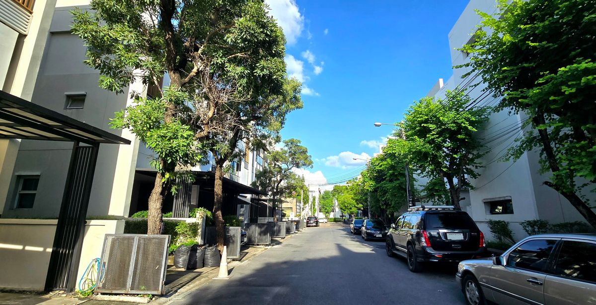 For SaleTownhomeKaset Nawamin,Ladplakao : For Sales !! Private Nirvana Life Exclusive Townhome, 3BDR, in Yothin Phattana Area with Amazing Price at Only 5.49 Million Baht