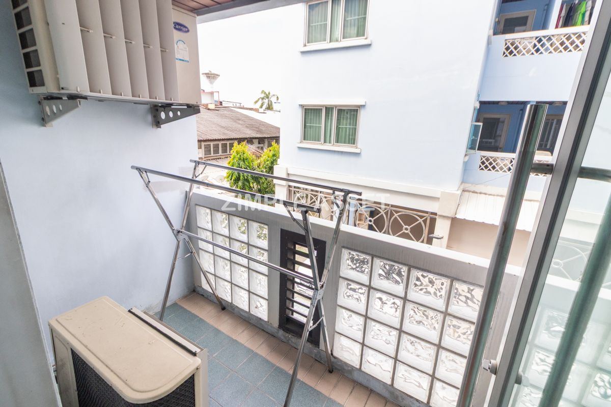 For RentPattanakan, Srinakarin : Line ID: @zimple_asset  Apartment style Condo on Srinakarin Road, Spacious and fully furnished rooms in a peaceful and secure environment, featuring a swimming pool. Conveniently located near MRT Hua Mak. Short-term rentals are also available.