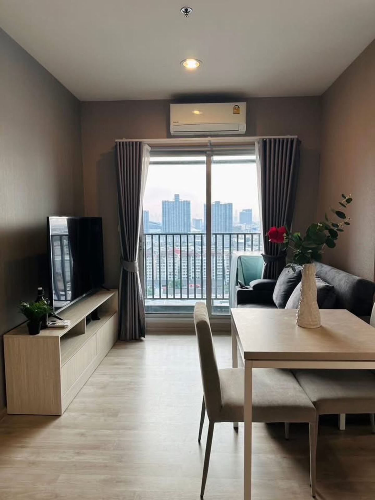 For RentCondoRamkhamhaeng, Hua Mak : Cant be late 🔥🔥For rent Niche Mono Ramkhamhaeng, beautiful room exactly as shown in the picture. Fully furnished + has a washing machine‼️Ready to move in 2/Nov/68 (Responds to chat very quickly)
