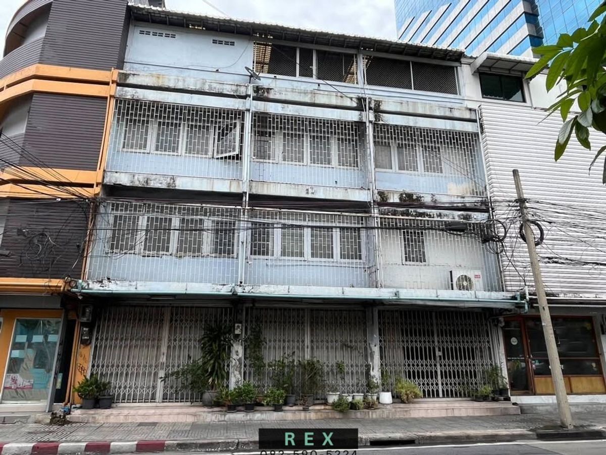 For RentShop HouseSukhumvit, Asoke, Thonglor : Commercial building for rent, Ekkamai, Sukhumvit, Thonglor, near BTS Ekkamai.