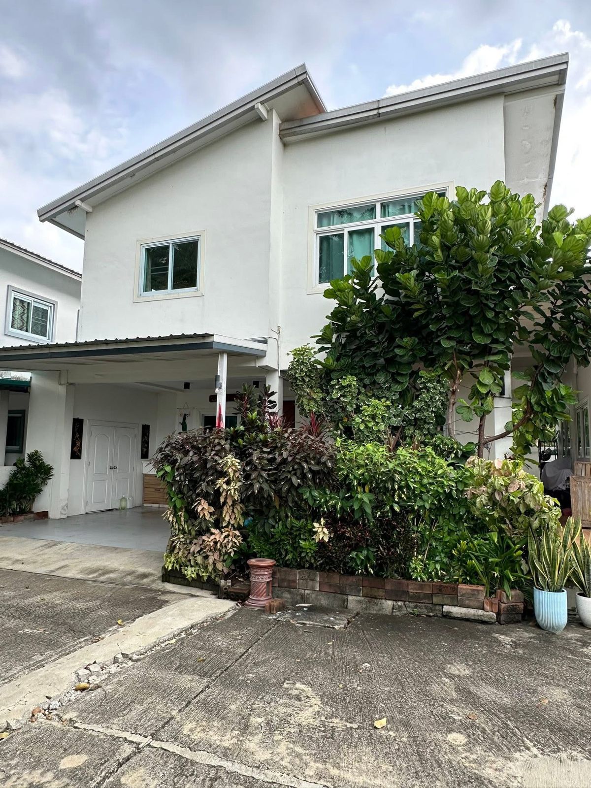 For SaleHousePathum Thani,Rangsit, Thammasat : Urgent sale! Single house 🔥 Baan Rattawan 2 🔥 Buy a 2-story single house and get a free Benz S 300! ‼️ House and car debt-free ✅️