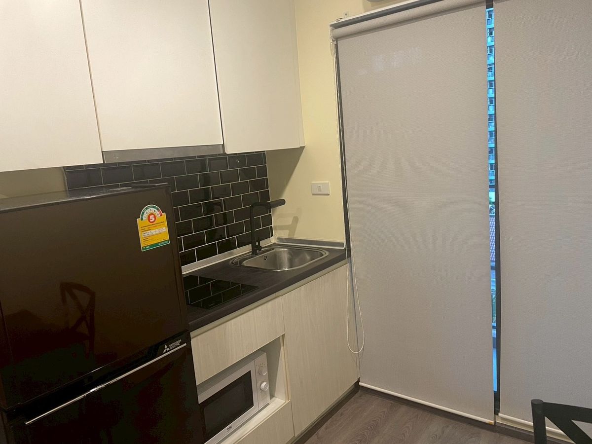 ขายคอนโดพัฒนาการ ศรีนครินทร์ : คอนโดทำเลทอง พร้อมผู้เช่า Rich Park Triple Station – โอกาสดีที่ไม่ควรพลาด!  ห้องสวย ชั้น 6 ขนาดกำลังพอดี พื้นที่ 26.5 ตรม.  1 ห้องนอน 1 ห้องน้ำ 1 ห้องนั่งเล่น แต่งครบพร้อมเฟอร์นิเจอร์และเครื่องใช้ไฟฟ้าอย่างดี เพียงหิ้วกระเป๋าเข้าอยู่ได้ทันที  บรรยากาศเงีย