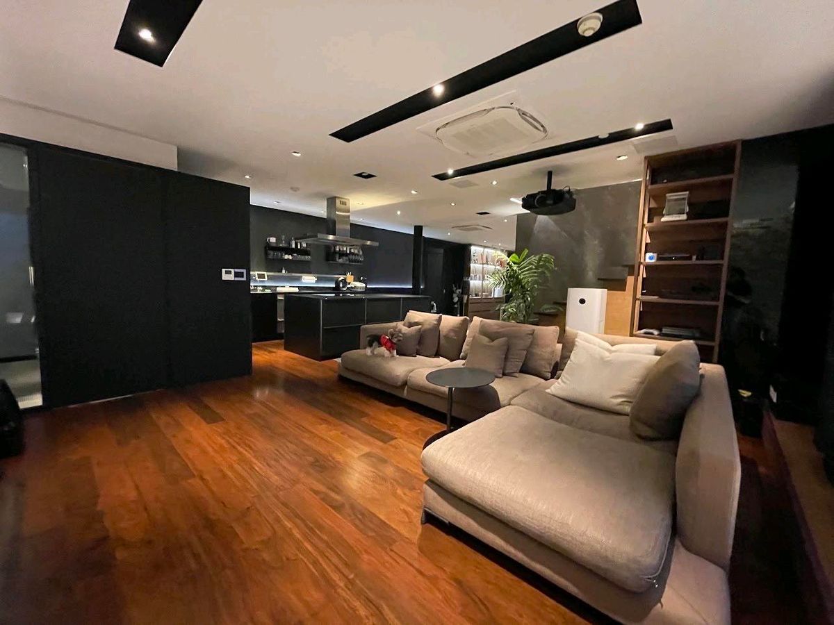 ขายคอนโดสุขุมวิท อโศก ทองหล่อ : EMPORIO PLACE LOFT PENTHOUSEUnique Duplex Penthouse for Sale in Phrom Phong Size: 234 sqm | Above 40th Floor