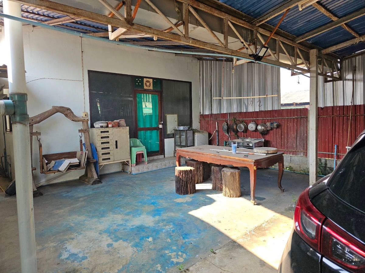HousePhetchabun : House for sale-rent with warehouse near Lom Sak Market, near Lom Sak Municipality. Can open a shop to sell, near the market.