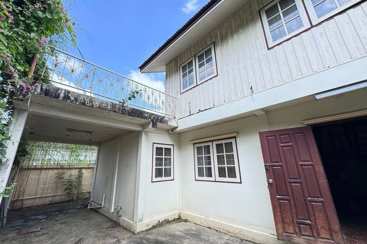 For SaleHouseSamut Prakan,Samrong : House for sale, good location, near MRT Sri Dan, only 400 meters, on an area of ​​55 sq m, for only 2.7 million baht!