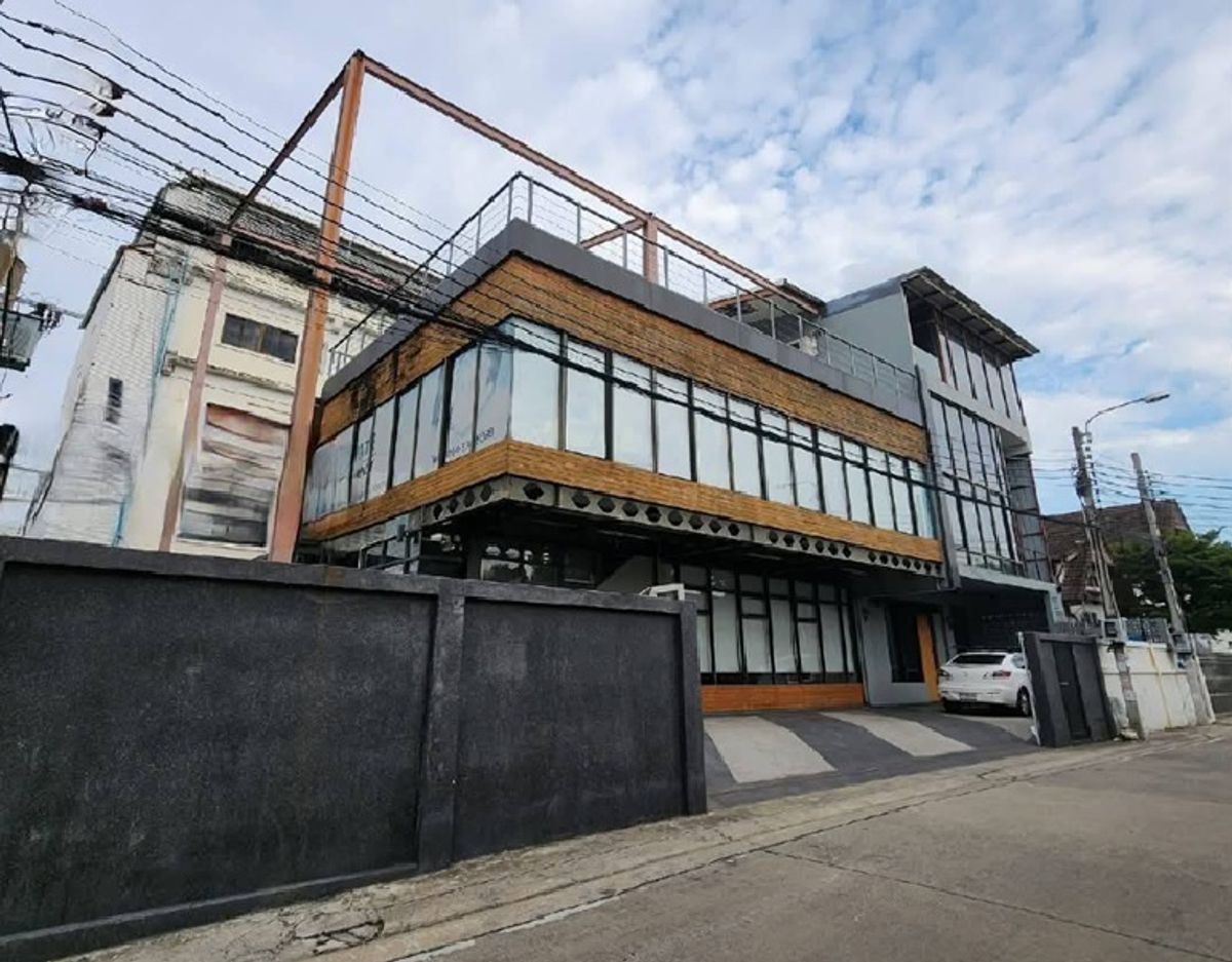 For RentHome OfficeRama5, Ratchapruek, Bangkruai : For Rent, 3-story office building for rent, Soi Tiwanon, not deep into the alley (can walk), 800 meters from the Ministry of Public Health MRT, very beautiful building, 8 air conditioners, building area 700 square meters, suitable for a variety of busines
