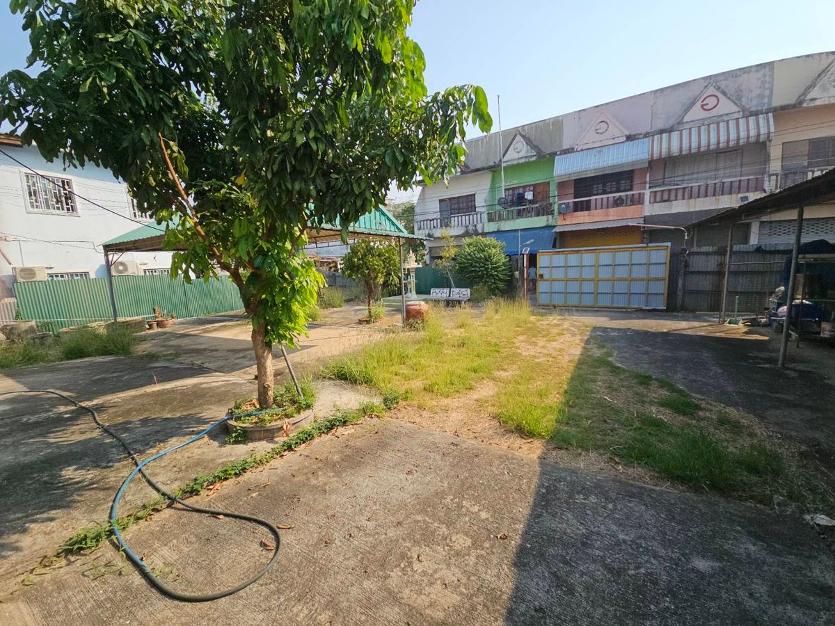 HousePhetchabun : House for sale-rent with warehouse near Lom Sak Market, near Lom Sak Municipality. Can open a shop to sell, near the market.