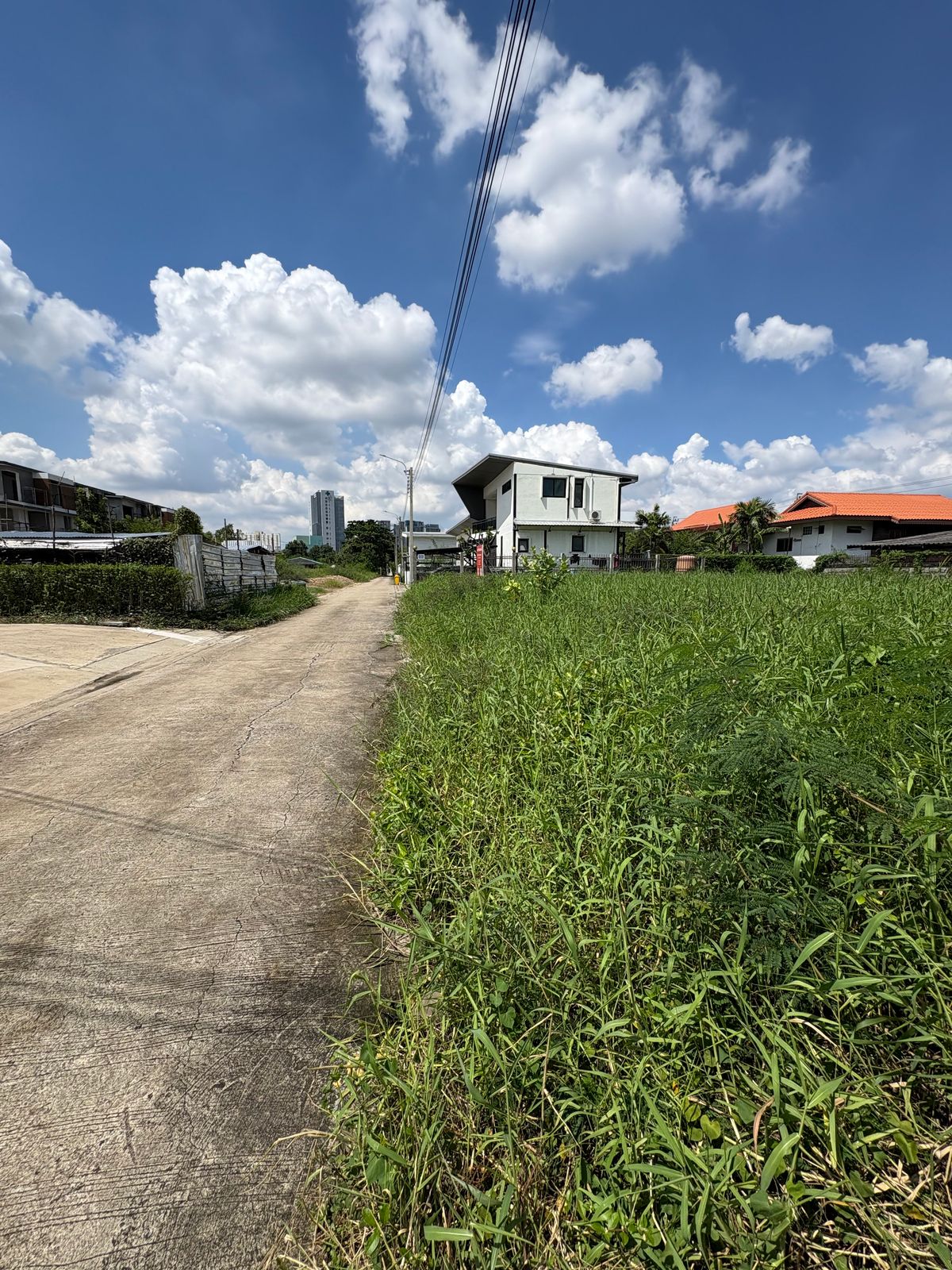 For SaleLandNawamin, Ramindra : [17 October 2025] Land 177 square wah, Ramintra 62, Intersection 1, near Synphaet Fashion Hospital, width 30 meters, depth 23 meters, 12,500,000.- (70,600 baht/square wah)