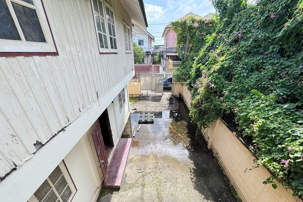 For SaleHouseSamut Prakan,Samrong : House for sale, good location, near MRT Sri Dan, only 400 meters, on an area of ​​55 sq m, for only 2.7 million baht!