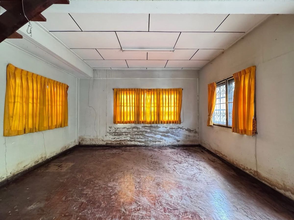 For SaleHouseSamut Prakan,Samrong : House for sale, good location, near MRT Sri Dan, only 400 meters, on an area of ​​55 sq m, for only 2.7 million baht!