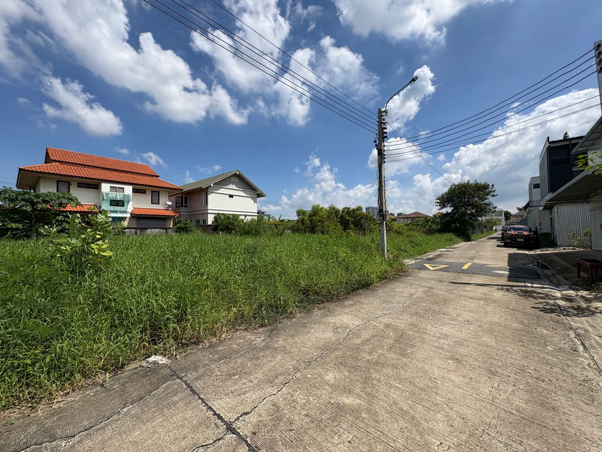 For SaleLandNawamin, Ramindra : [17 October 2025] Land 177 square wah, Ramintra 62, Intersection 1, near Synphaet Fashion Hospital, width 30 meters, depth 23 meters, 12,500,000.- (70,600 baht/square wah)