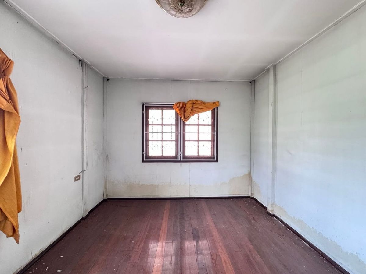 For SaleHouseSamut Prakan,Samrong : House for sale, good location, near MRT Sri Dan, only 400 meters, on an area of ​​55 sq m, for only 2.7 million baht!
