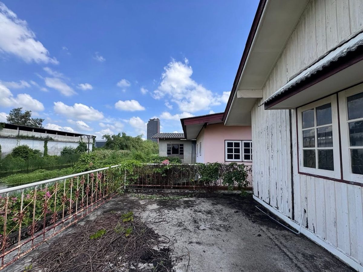 For SaleHouseSamut Prakan,Samrong : House for sale, good location, near MRT Sri Dan, only 400 meters, on an area of ​​55 sq m, for only 2.7 million baht!