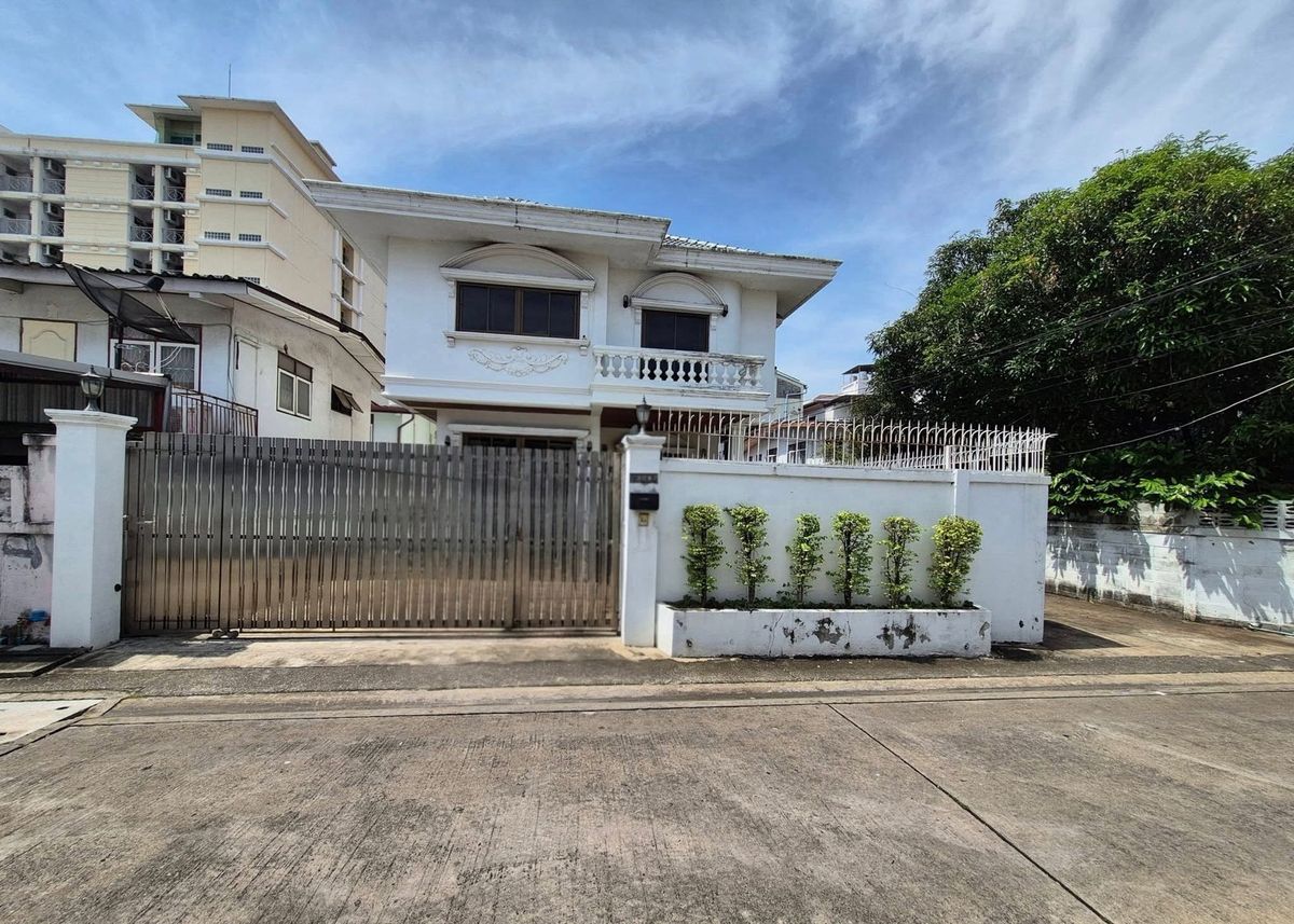 For RentHouseRatchadapisek, Huaikwang, Suttisan : Single house Ratchada-Huai Khwang