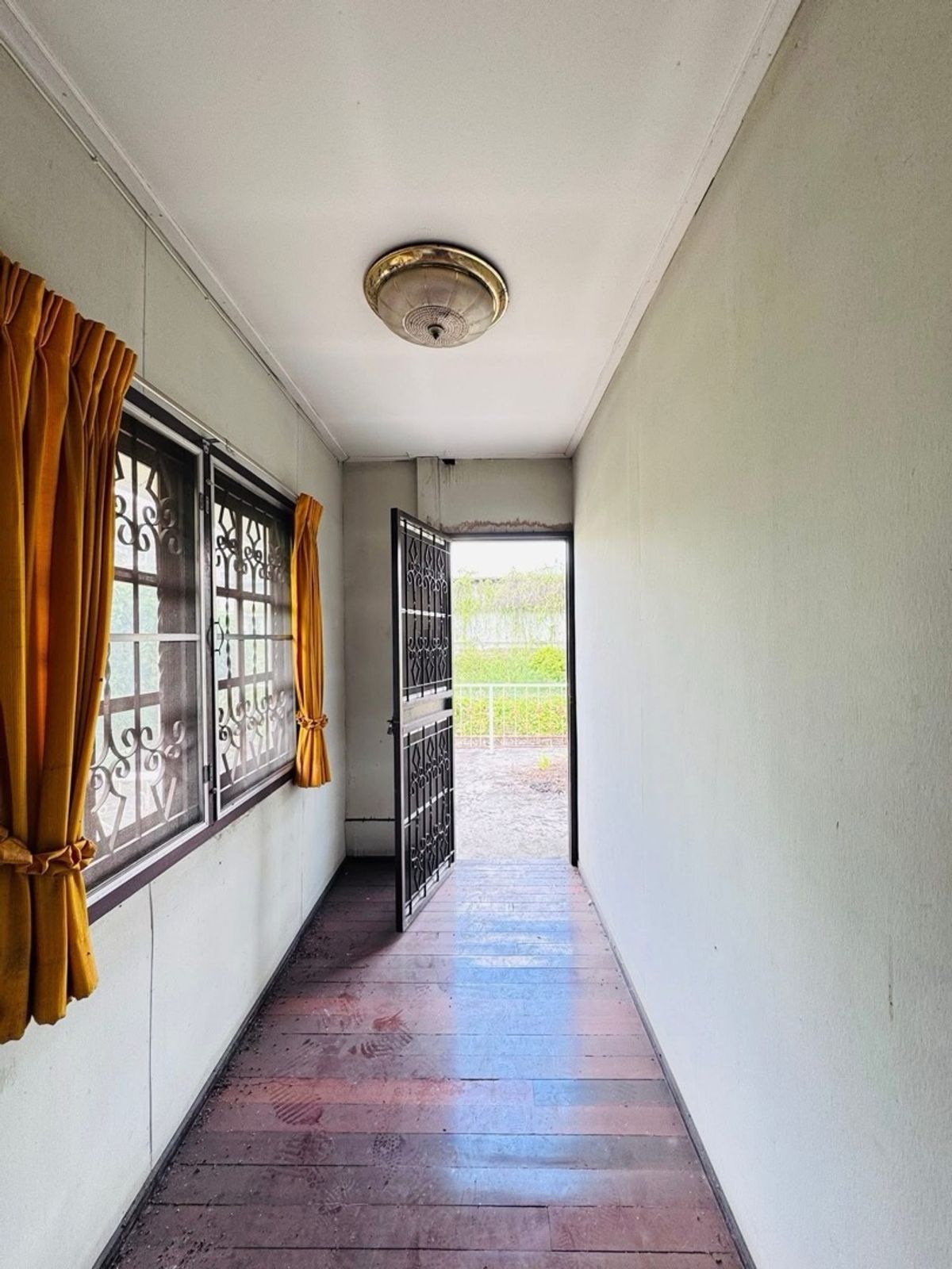 For SaleHouseSamut Prakan,Samrong : House for sale, good location, near MRT Sri Dan, only 400 meters, on an area of ​​55 sq m, for only 2.7 million baht!