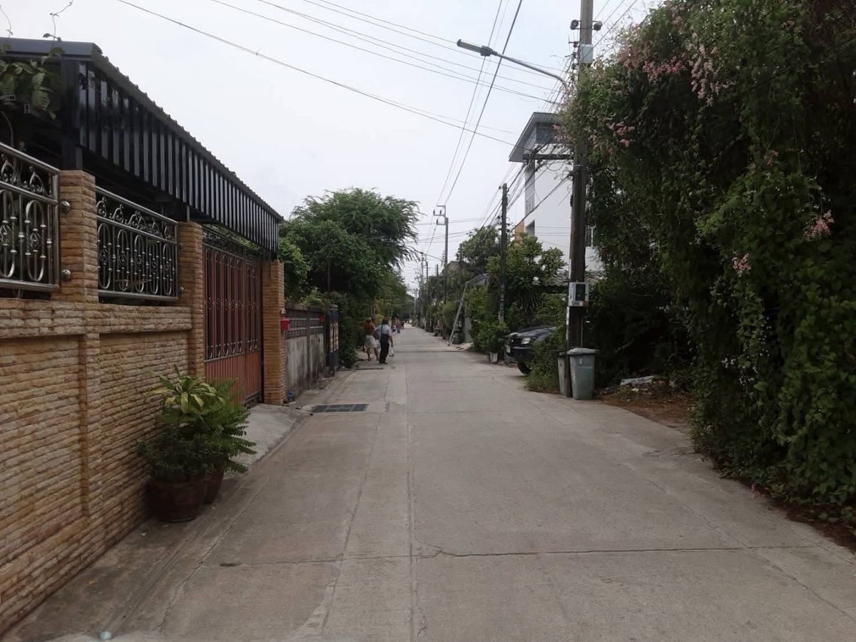 For SaleHouseSamut Prakan,Samrong : House for sale, good location, near MRT Sri Dan, only 400 meters, on an area of ​​55 sq m, for only 2.7 million baht!