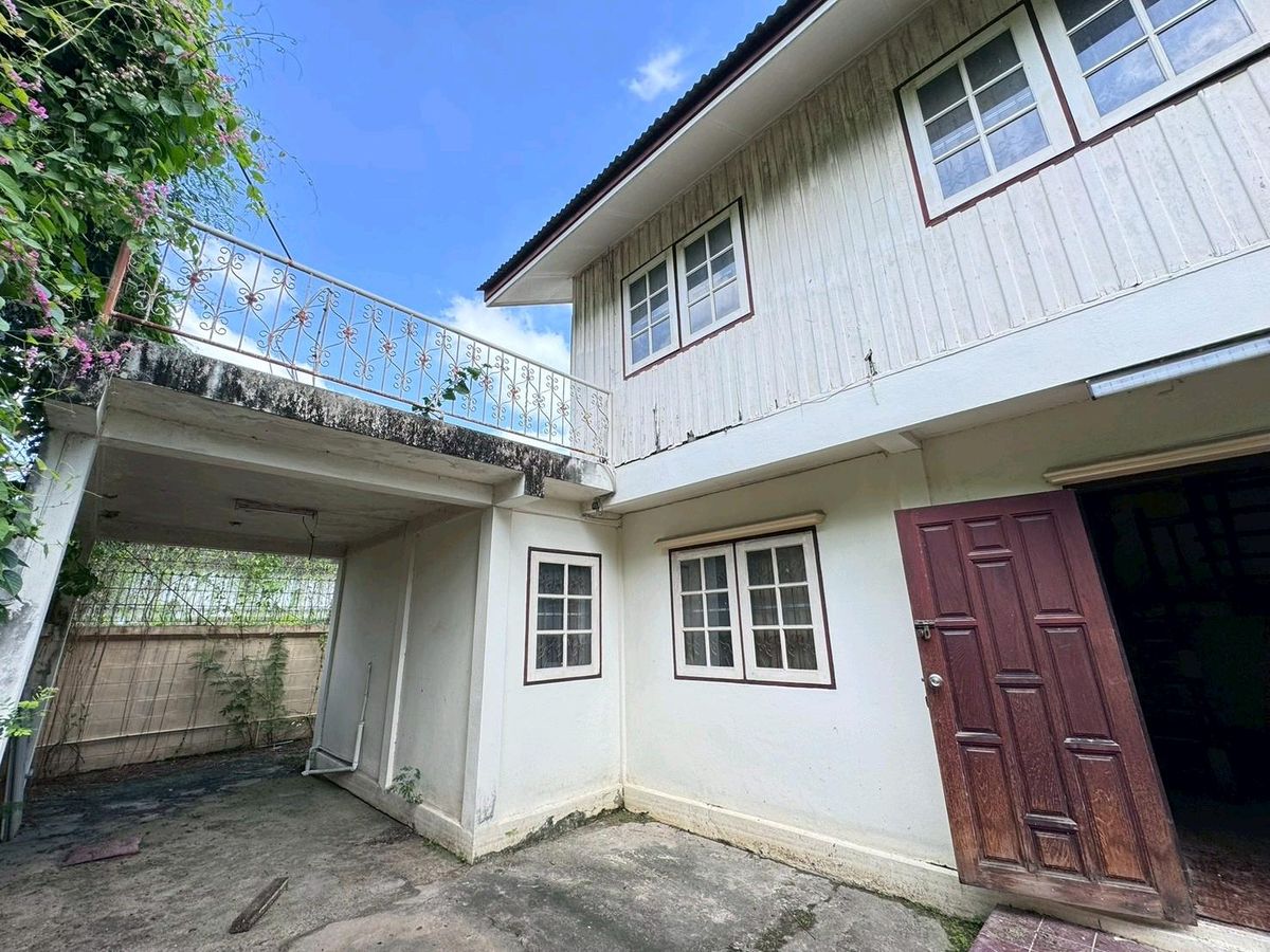 ขายบ้านบางนา แบริ่ง ลาซาล : 🏡 ขายบ้านตามสภาพ พร้อมให้รีโนเวท
📍 แบริ่ง–บางนา ใกล้ MRT ศรีด่าน เพียง 400 เมตร!
