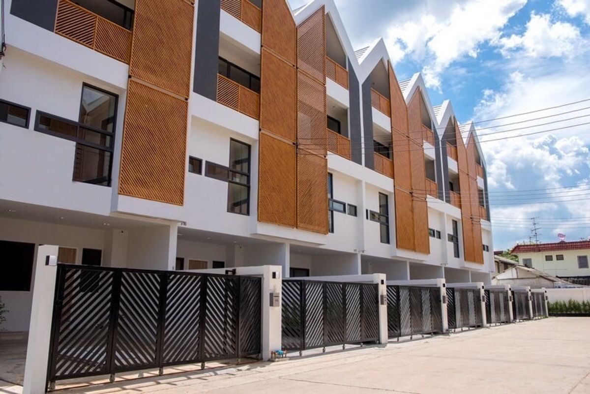 ทาวน์โฮมโชคชัย4 ลาดพร้าว71 : The Loft by i-zen – นาคนิวาส 48 แยก 14
ทาวน์โฮมหรู 4 ชั้น ที่ให้ฟังก์ชันครบเหมือนบ้านเดี่ยว✨095-6568924 กุ๊ก