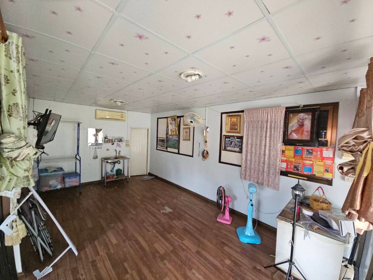 HousePhetchabun : House for sale-rent with warehouse near Lom Sak Market, near Lom Sak Municipality. Can open a shop to sell, near the market.