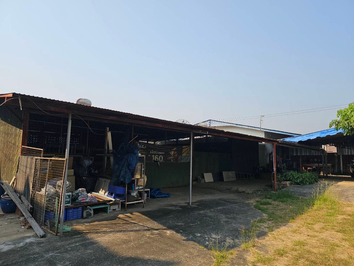HousePhetchabun : House for sale-rent with warehouse near Lom Sak Market, near Lom Sak Municipality. Can open a shop to sell, near the market.