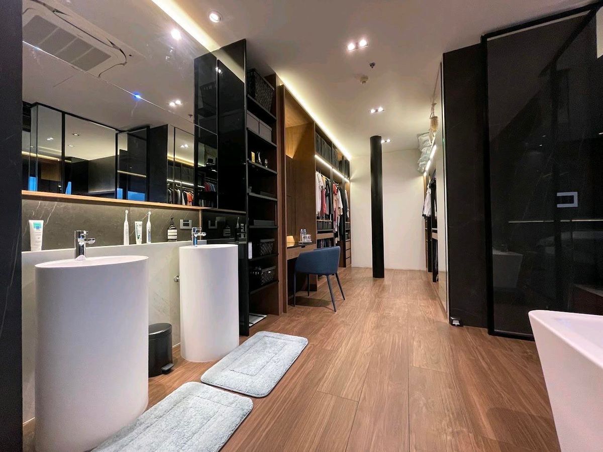 ขายคอนโดสุขุมวิท อโศก ทองหล่อ : EMPORIO PLACE LOFT PENTHOUSEUnique Duplex Penthouse for Sale in Phrom Phong Size: 234 sqm | Above 40th Floor