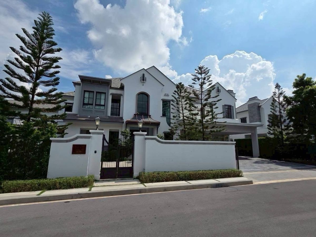 HousePattanakan, Srinakarin : 📢 Luxury Detached Home on a Large Plot
Fully furnished, move-in ready, located near top international schools. Convenient access via multiple main roads and expressways.