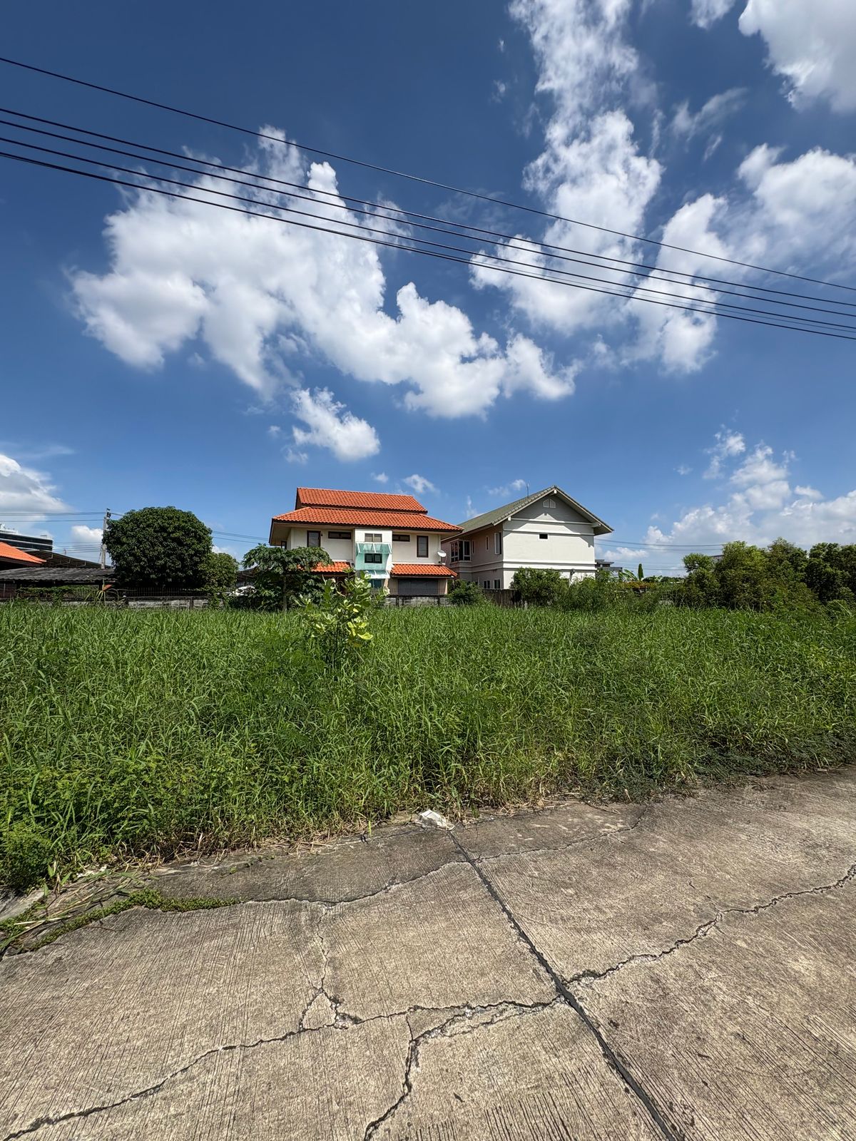 For SaleLandNawamin, Ramindra : [17 October 2025] Land 177 square wah, Ramintra 62, Intersection 1, near Synphaet Fashion Hospital, width 30 meters, depth 23 meters, 12,500,000.- (70,600 baht/square wah)