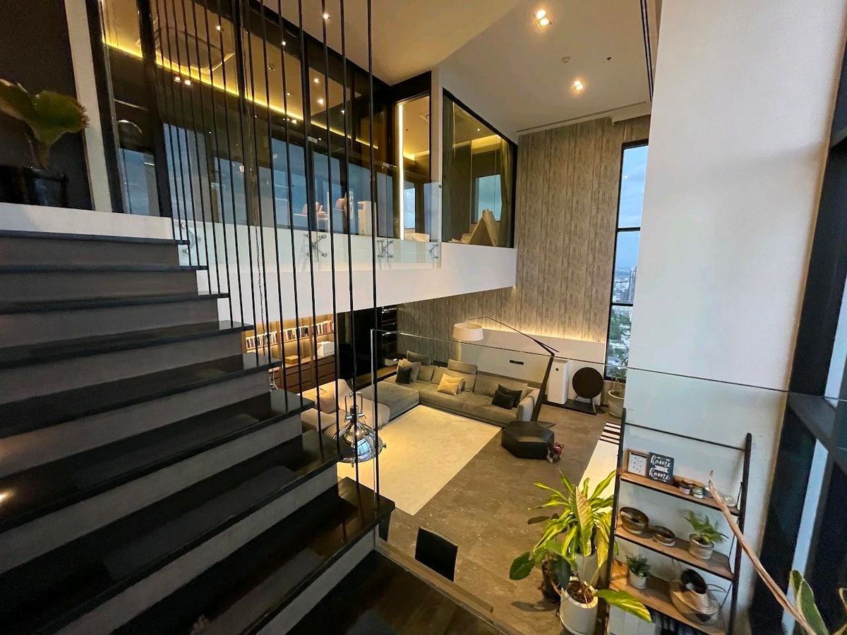 ขายคอนโดสุขุมวิท อโศก ทองหล่อ : EMPORIO PLACE LOFT PENTHOUSEUnique Duplex Penthouse for Sale in Phrom Phong Size: 234 sqm | Above 40th Floor