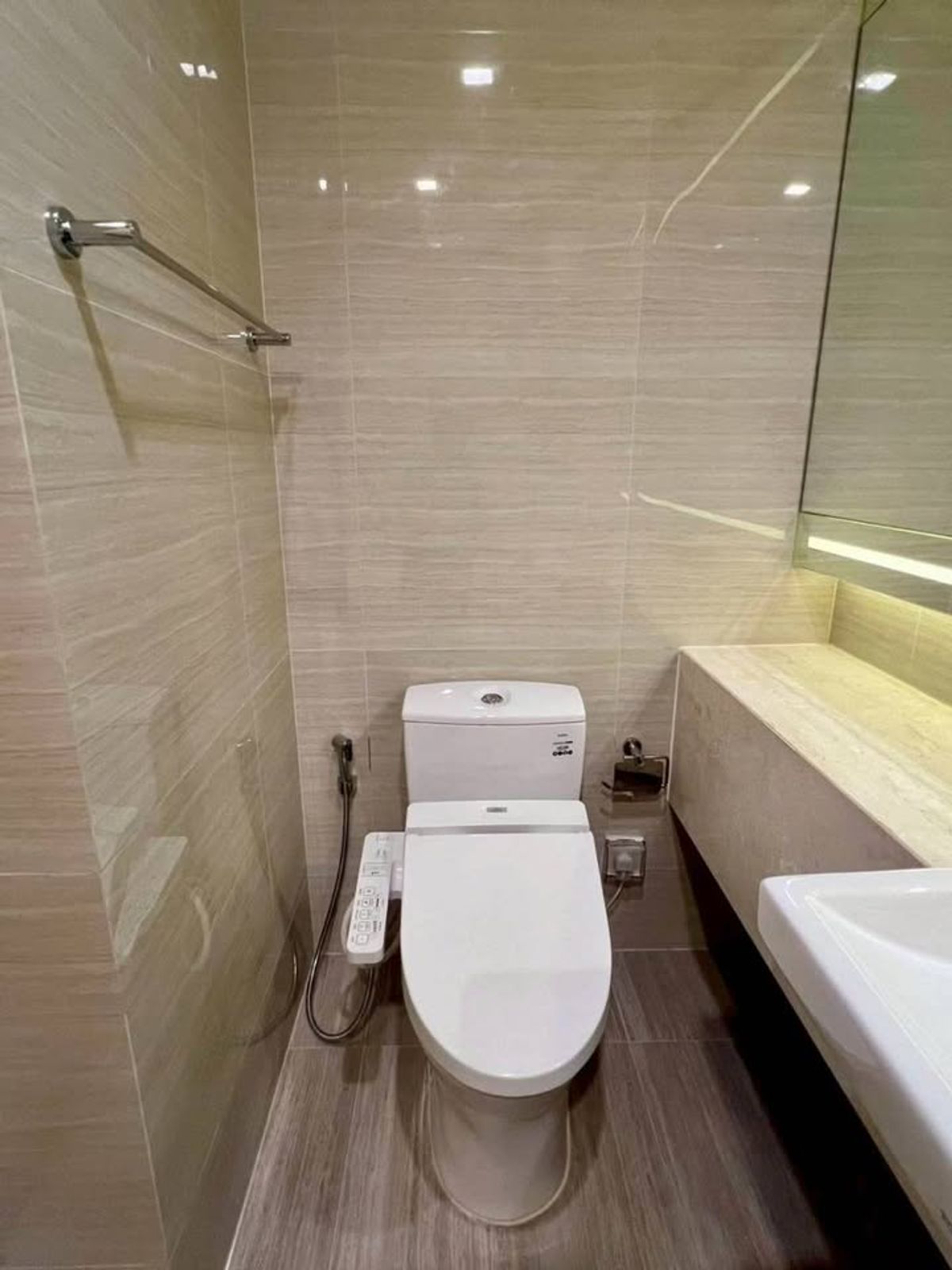 คอนโดสุขุมวิท อโศก ทองหล่อ :  ขาย/ให้เช่า คอนโด Noble BE33 (โนเบิล บี33) ขนาด 35 ตารางเมตร 1 ห้องนอน ชั้น 8 พร้อมอยู่ ใกล้ BTS พร้อมพงษ์ แขวงคลองตันเหนือ เขตวัฒนา กรุงเทพมหานคร