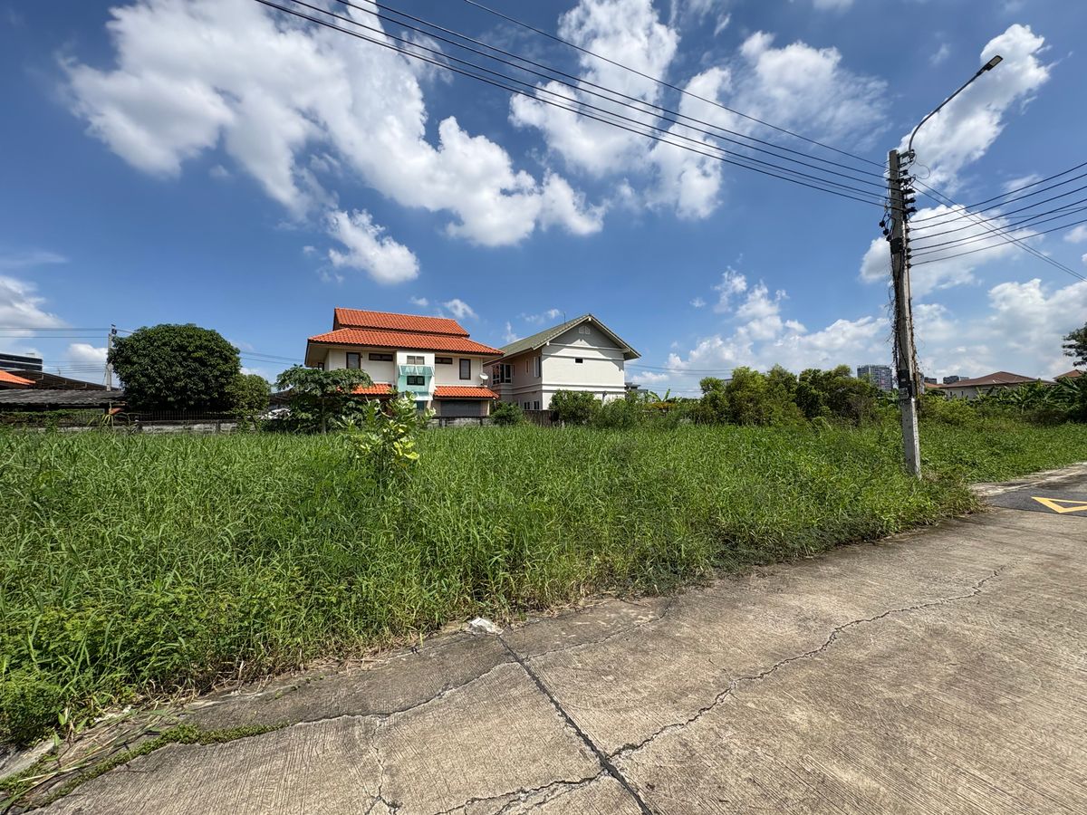For SaleLandNawamin, Ramindra : [17 October 2025] Land 177 square wah, Ramintra 62, Intersection 1, near Synphaet Fashion Hospital, width 30 meters, depth 23 meters, 12,500,000.- (70,600 baht/square wah)