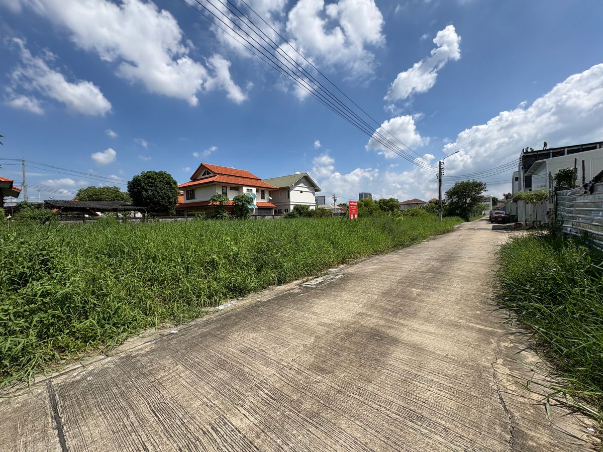 For SaleLandNawamin, Ramindra : [17 October 2025] Land 177 square wah, Ramintra 62, Intersection 1, near Synphaet Fashion Hospital, width 30 meters, depth 23 meters, 12,500,000.- (70,600 baht/square wah)