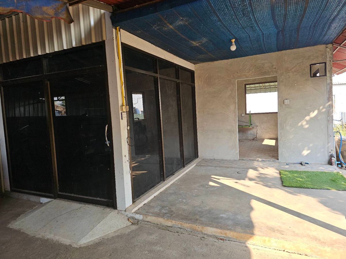 HousePhetchabun : House for sale-rent with warehouse near Lom Sak Market, near Lom Sak Municipality. Can open a shop to sell, near the market.